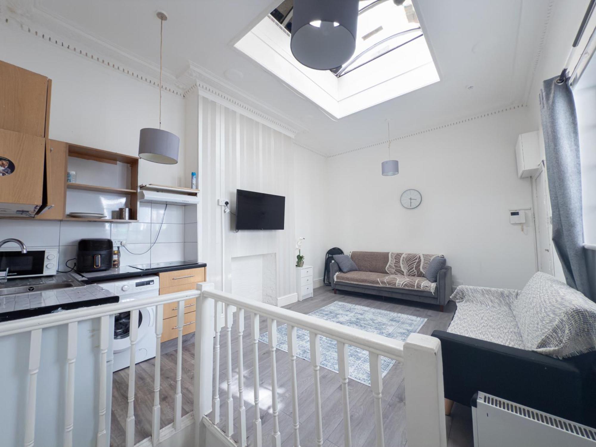 Stylish - Steps From Hyde Park & Paddington Station * Londra